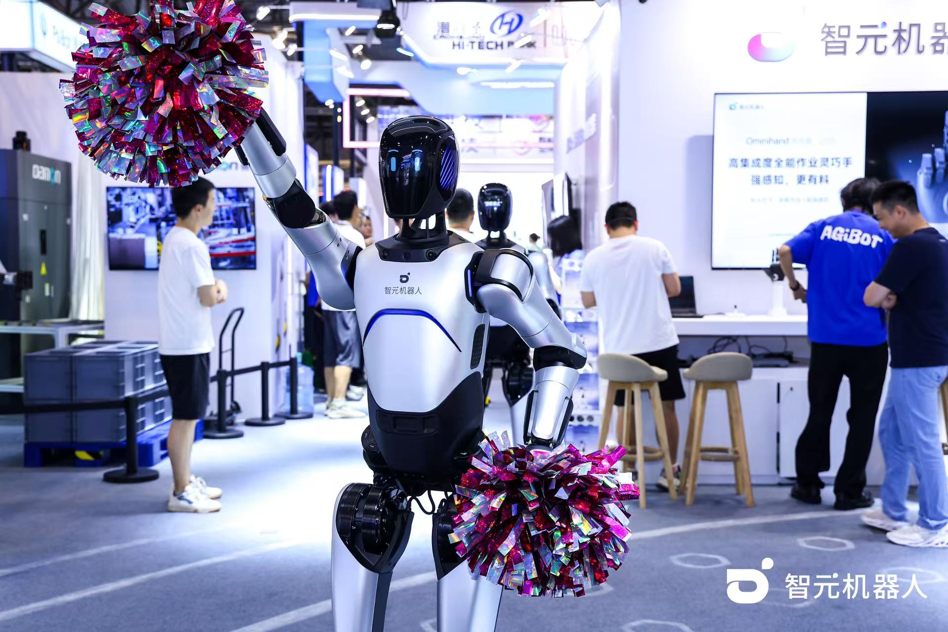 南宫28ng机器人 WAIC 首日展台火爆，机器...